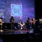 Presentación. Aspy Band se presentó en concierto en vivo en el MAAC el martes 30 de noviembre por la noche.  2. Camerino. Los jóvenes realizan ejercicios de relajamiento. 3. Público. Al concierto de Aspy Band asistieron 250 personas.