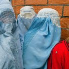 Las mujeres en Afgaanistán siguen sojuzgadas por los talibanes, quienes hoy gobiernan el país.