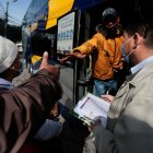 Venezolanos se suben a un bus en el marco del plan "Vuelta a la Patria"