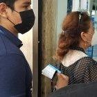 Con su carnet de vacunación a la mano, un ciudadano espera su turno para ingresar a una entidad pública para realizar un trámite.