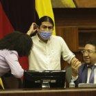 Comisión. Paola Cabezas, que quiere tumbar a Lasso, conversa con Virgilio Saquicela, que lo defiende. Fernando Cabascango se rasca la cabeza.