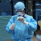 Un enfermero prepara una PCR en una imagen de archivo.