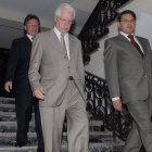 Vallejo es uno de los fundadores de la Izquierda Democrática. Se ha desempeñado como diputado y llegó a ser presidente del Congreso, entre otros cargos.