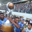 La última copa que levantó Emelec fue en el 2017 tras vencer 2-0 al Delfín de Manta en el estadio Jocay. Este año espera volver a vivir esta alegría.