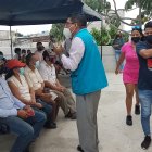 Un funcionario del Ministerio de Salud organiza por número de dosis que van a recibir a los ciudadanos que acudieron a vacunarse en el centro de salud El Cisne, en el suroeste de Guayaquil.