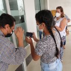 Los guardias aceptaron que las personas muestren foto de su carné de vacunación.