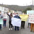 Medida. Un grupo de habitantes de El Paraíso en un plantón en la calle Los Ciruelos, exigiendo que cambien el tubo principal de agua, para solucionar los constantes cortes del servicio. 2. Arreglo. También exigen que se pavimente en la brevedad posible la calle peatonal Los Mangos, en la manzana C y Quinta peatonal.