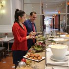 Hilton Colón. El hotel en sus restaurantes ofrece varias opciones para servirse en el lugar o para llevar. Hay el debido distanciamiento de cada mesa y se aplica el aforo vigente.