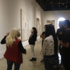 Explicación. Un grupo de visitantes recorre las salas del Centro de Arte Contemporáneo.