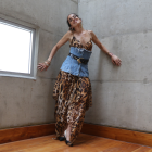 Adquirió la tela de este vestido en Italia, sin embargo, fue confeccionado en Ecuador. Lo quiso hacer asimétrico. El corpiño de jean fue idea de su mamá, pues en realidad era una chaqueta que cortaron. Este look le parece ideal para un almuerzo con amigas o una tarde de cocteles.