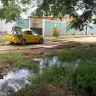 Escenario. El agua estancada, los baches y el polvo son parte del entorno en la ciudadela, desde hace años.
