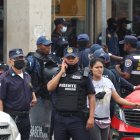 Los policías metropolitanos resguardan las calles de la bahía desde muy temprano.
