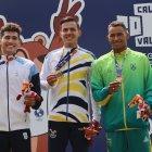 Andrés Torrres (c) acompañado en podio por Brasil y Argentina, sus escoltas.