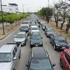 Intentar salir hacia la avenida Samborondón desde Ciudad Celeste se ha convertido, para los residentes, en un túnel sin salida que no parece hallar la luz. Estrés, dolores de cabeza, contaminación auditiva, además de indignación y rabia, son apenas algunos de los síntomas que advierten sentir; de lunes a viernes, siempre en horas pico, debido a la falta de planificación por parte de la autoridad.  

“Hasta cuándo los genios de la Comisión de Tránsito (CTE) caotizarán el tráfico en este sector. Son un completo desastre. Solo les importa despejar la vía principal y ni siquiera se imaginan el caos que vivimos dentro. ¿Qué les está pasando?”, cuestiona la residente Fernanda Alvarado; al lamentar que, pese a las quejas, el problema siga vigente desde hace al menos dos años, advierte.

La semana anterior, EXPRESO recorrió el lugar y constató que aquellas molestias que se habían reducido durante el tiempo que los colegios permanecieron cerrados, a causa de la pandemia; en el último mes, que los estudiantes (al menos la primera fase) empezó a volver a las clases presenciales,  se intensificó, a tal punto de que un conductor demora en promedio 40 minutos en recorrer apenas 2 kilómetros. 

Este Diario, que años atrás había alertado ya de esta situación, hizo la prueba y efectivamente ese fue el tiempo que demoró en llegar a la arteria principal desde la plaza comercial La Piazza, ubicada a escasos pasos del segundo redondel. En el recorrido, donde incluso los motociclistas no tenían cómo zigzaguear entre los vehículos, debido a la cantidad de unidades que ocupaban los tres carriles de la vía, los bocinazos no paraban e incluso hubo universitarios que optaban por caminar para llegar más rápido a los expresos escolares que se los recogían al pie de El Batán (centro comercial). 

“Aquí lo que quieren es que nos acostumbremos a vivir un tráfico demoníaco, que se va a poner peor con la construcción del ‘Nuevo Samborondón’ y va a explotar la densidad poblacional de Ciudad Celeste”, se quejó el residente Francisco Franco, quien hizo pública su queja en Twitter, como otros tantos; al tiempo que la conductora Daniela Barrezueta,  residente de El Buijo Histórico, aledaño a Ciudad Celeste, con la mano en la bocina y grabando un video de la “pesadilla” que experimentaba, lamentaba haber vendido su casa en La Garzota.

“No puedo más con este embotellamiento al que las autoridades nos han obligado a vivir, por falta de planificación.  Por favor, esto no es Nueva York, no entiendo por qué vivimos este tráfico infernal que me produce nada más que desesperanza. Solo durante la pandemia hubo un respiro, pero no debería ser así. Lo que vivimos hoy es nuestra realidad y es horrible”, lamentó Barrezueta; que hace un llamado a que el Cabildo acelere el paso para construir una vía alterna que desfogue el problema.

EXPRESO consultó al Municipio de Samborondón sobre si ya están construyendo esta arteria alterna o en qué proceso se encuentra la obra que, por al menos tres años, han venido reclamando los residentes;  y al respecto el alcalde Juan José Yúnez señaló, a través de su departamento de comunicación, que “se van a realizar al menos tres”, pero no precisó si ya iniciaron o cuándo estarán listas. 

“Por otro lado, seguimos insistiendo al Ministerio de Transporte con la competencia de la avenida Samborondón, para que sea administrada por nosotros, así tomamos acciones concretas , como la implementación de semáforos inteligentes y la eliminación de los semáforos que van desde almacenes Boyacá hasta  Ciudad Celeste, para que sean reemplazados por retornos continuos, que den fluidez”, aseguró.

A la vez, este Diario consultó a la CTE sobre las soluciones viales que llevará a cabo de forma inmediata en el lugar, pero no hubo respuesta hasta el cierre de esta edición. En el sitio lo que se observó es que tres agentes, cada mañana, se ubican en el área para intentar, sin suerte, acelerar la circulación. “Ellos son de poca ayuda. Si quieren solucionar de forma temporal este escenario, lo que deben hacer es tomarse uno de los tres carriles de la vía contraria, que de 18:00 a 20:00 se pone igual. Eso es lo que hacen cuando hay carreras en determinadas fechas. Quizás al tener cuatro carriles, desplazarse sería  menos estresante”, sentenció Jorge Barriga, quien trabaja en pleno centro de la ciudad; y para llegar a tiempo sale de casa a las 06:15 como máximo para no demorar, advierte, más de una hora en salir de la “espiral”. 

Para los residentes y taxistas, es vital que la solución llegue pronto, teniendo en cuenta el crecimiento poblacional que tiene el sector. Y es que en el lugar, además del complejo habitacional y  El Buijo, se levanta la urbanización El Cortijo, al menos dos colegios y unos 40 negocios que se encuentran en dos plazas comerciales.