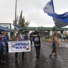 Una fuerte lluvia en Quito ha demorado el inicio del partido.