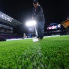 Se está alistando la cancha para que esté en óptima forma para el inicio del partido.