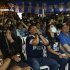 Cientos de aficionados de Emelec se concentraron en Plaza Guayarte, al norte de la urbe, para vivir momentos de tensión por el partido que terminó con una derrota.