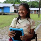 Kerly Anahí Cerda, de 12 años, habla con Efe el 30 de noviembre de 2021 mientras usa una de las tabletas entregadas por la empresa Hispasat en Alto Manduro, Orellana, en la Amazonía (Ecuador).
