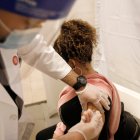 Una persona recibe una vacuna contra la covid-19 en Grand Central Terminal en Nueva York, en una fotografía de archivo.