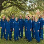 Fotografía cedida hoy por la NASA donde aparecen los diez candidatos a astronauta (i-d) Nichole Ayers, Christopher Williams, Luke Delaney, Jessica Wittner, Anil Menon, Marcos Berríos, Jack Hathaway, Christina Birch, Deniz Burnham y Andre Douglas.