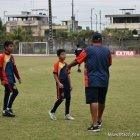 Iker Rodríguez (c) sigue las instrucciones de su entrenador en Milagro.