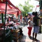 En el sector del Pedregal, las ventas de negocios y la informalidad se han extendido a las aceras y calles.