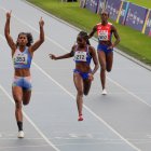 Gabriela Anahi Suárez (i) de Ecuador gana, la final de 200m femenino de atletismo en los Juegos Panamericanos Junior