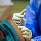 Fotografía de archivo de una persona mientras recibe la vacuna Sinovac.