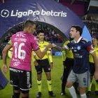 Los dos capitanes, Pellerano y Rodríguez, en la final de ida que terminó a favor de Independiente.