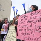 Comerciantes informales se apostaron afuera de la Unidad Judicial de Albán Borja, en espera de la resolución.