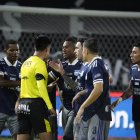 Los jugadores de Emelec reclaman al juez Luis Quiroz durante la final de ida en el estadio Banco Guayaquil.