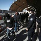 Migrantes centroamericanos fueron devueltos por el Puente Internacional Paso del Norte al reactivarse el programa Quedate en México hoy, en Ciudad Juárez, estado de Chihuahua (México). Los migrantes viven con miedo y tristeza el restablecimiento por parte de Estados Unidos del programa "Quédate en México", que les obliga a esperar en ciudades de la peligrosa frontera norte mexicana mientras las cortes estadounidense resuelven sus solicitudes de asilo. EFE/ Luis Torres