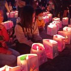 Chicos y grandes participaron de la velada la noche del 7 de diciembre.