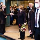 La ex canciller Angela Merkel (3-L) and German Chancellor Olaf Scholz (2-L) greet each other with a fist bump as they part after the official handing over ceremony of the Chancellery in Berlin, Germany, 08 December 2021. A coalition of Social Democratic P