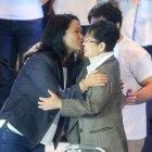 Fotografía de archivo fechada el 2 de junio de 2016 que muestra a la candidata presidencial Keiko Fujimori (i) mientras besa a su madre Susana Higushi (d) durante el cierre de su campaña electoral, en Lima.