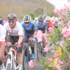 Byron Guamá (2° desde la izquierda) partió este miércoles en el inicio de la Vuelta 2021, integrando el equipo Best PC.