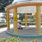 Personas han convertido el parque en su dormitorio