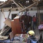 Actuación. Miembros del Cuerpo de Bomberos inspeccionan la casa afectada por efecto de la lluvia.