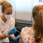 Expertos consideran que mucha de la población mundial que se inmuniza lo hace más por obligación que por prevención.