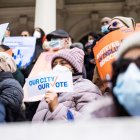 Los partidarios del proyecto de ley se reúnen para una manifestación en las escalinatas del Ayuntamiento de Nueva York