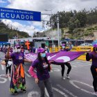 Fotografía cedida por CARE Ecuador de mujeres marchando hoy en el Puente Internacional de Rumichacha, frontera de Ecuador con Colombia.
