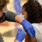 Una niña recibe una dosis de la vacuna de contra la COVID-19, . EFE/CJ Gunther