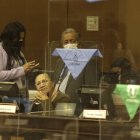 Los legisladores manifestaron su postura exponiendo pañuelos verdes y celestes en sus curules.