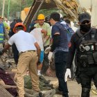 Rescatistas y autoridades trabajaban en la zona del accidente de un camión donde viajaban migrantes, en el municipio Chiapa de Corzo, estado de Chiapas.