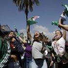 Durante la sesión del pleno de la Asamblea, los grupos que apoyan el proyecto de ley y sus detractores se manifestaron a las afueras del legislativo