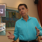 El presentador de noticias de Ecuavisa compartió la foto de su libro de "memes" en su cuenta de Instagram.