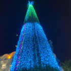 Árbol de navidad ubicado en la Plaza de la Administración