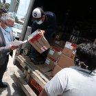 El el Viceministro de Salud, Miguel Moreira, entrega medicamentos a hospitales públicos de Guayaquil el 14 de septiembre pasado.