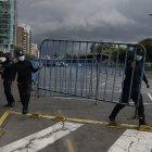 Agentes de tránsito y de control vallaron la zona azul frente a la tribuna en la Av. de los Shyris. 10 de diciembre del 2021.