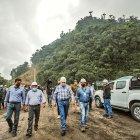El ministro Cabrera durante un recorrido por la zona afectada.